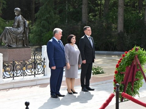 Spiker və deputatlarHeydər Əliyevin məzarını ziyarət ediblər - FOTO