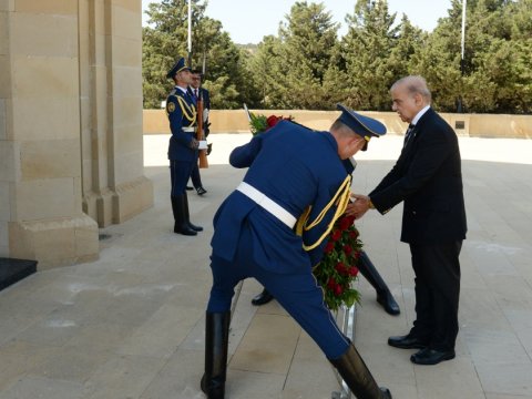 Pakistanın Baş naziri Şəhidlər xiyabanında - FOTO