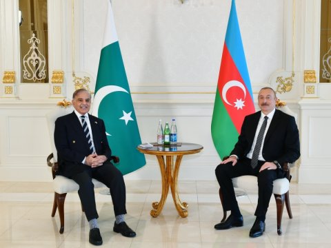 Prezident Şahbaz Şəriflə təkbətək görüşdü