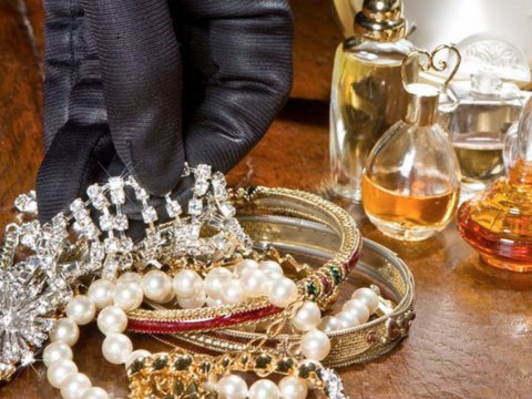 Evdən 7 min manatlıq qızıl oğurlandı