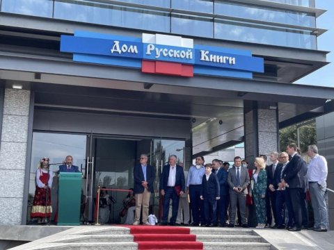 Kreml rəsmisi Qafana gəldi - Rus Kitab Evi açıldı