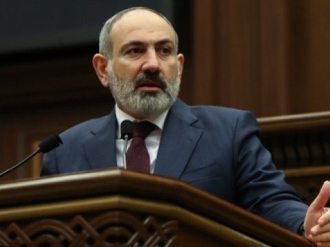 Paşinyan Ermənistan gerbini tənqid etdi 
