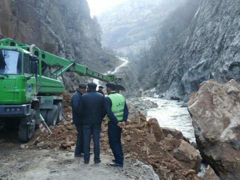 Quba-Xınalıq yolunun bir hissəsi qaya parçalarından təmizləndi