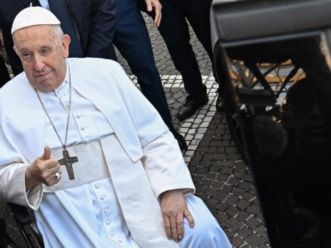 Roma Papası evə buraxıldı - Hələ də həyatdayam