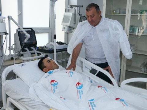 DSX rəisinin müavini yaralı hərbçimizə baş çəkdi