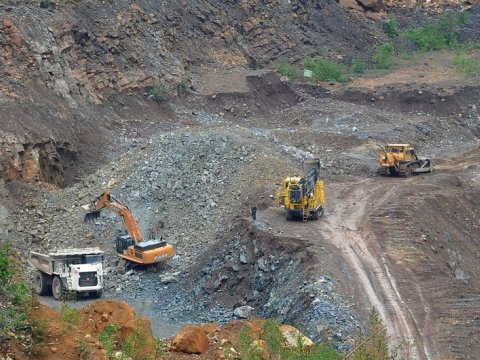 Beş faydalı qazıntı yatağı istifadəyə verildi