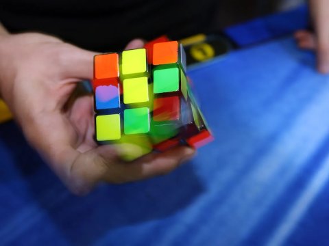 Rubik kubunda yeni rekord - Cəmi 3.13 saniyə (VİDEO)