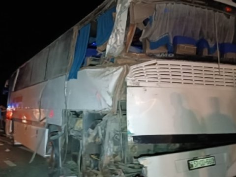 Yük maşını əvvəlcə avtobusa, sonra betona çırpıldı - Yaralı var