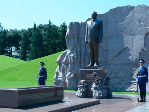 Tatarıstan lideri Heydər Əliyevin məzarını ziyarət etdi