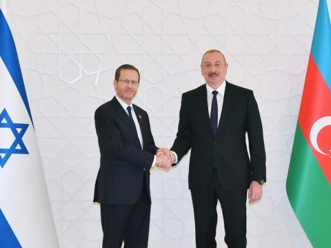 İlham Əliyevin hədiyyəsi Hersoqun iş otağını bəzəyir - FOTO