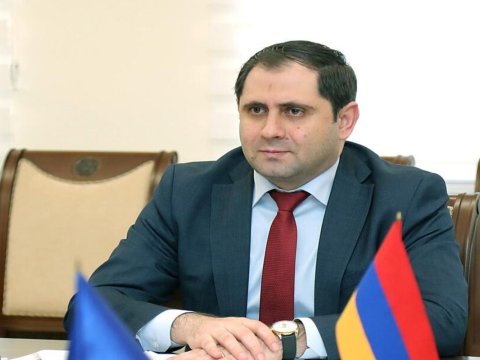 Ermənistan müdafiə naziri Fransaya getdi