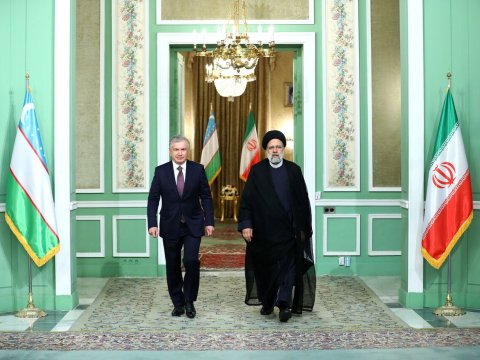Mirziyoyev İranda 11 sənəd imzaladı