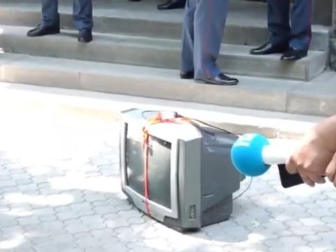 Ermənistanda vəkillər baş prokurora televizor \