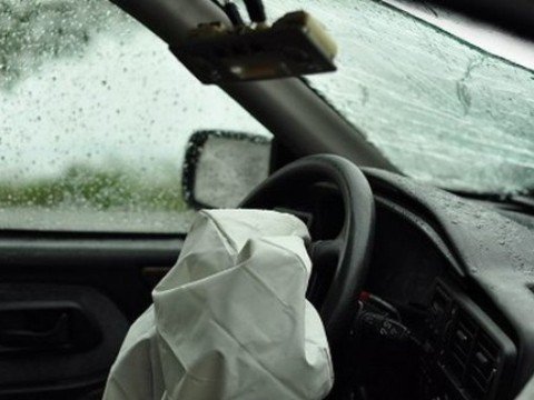 Kürdəmirdə maşın hasara çırpılıb - Xəsarət alan var