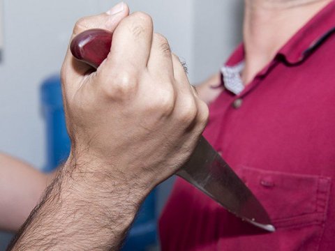 60 yaşlı kişi ürəyindən bıçaqlandı