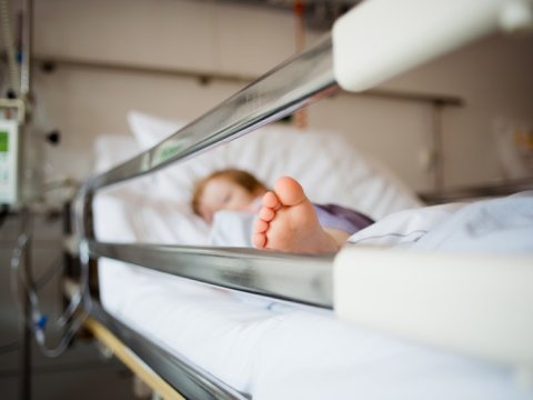 Biləsuvarda 3 yaşlı uşaq iynə uddu