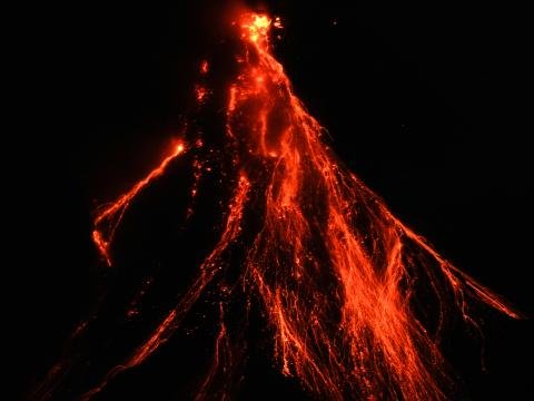 Vulkan püskürməsi - Lavalar 2.5 kilometr hərəkət etdi 