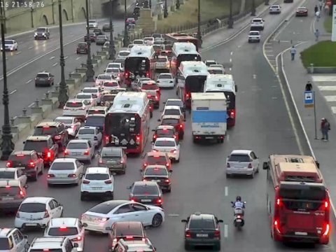 100-dən çox avtobus tıxacda qalıb