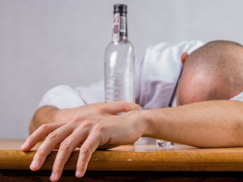 67 yaşlı sərxoş kişi yıxılaraq öldü