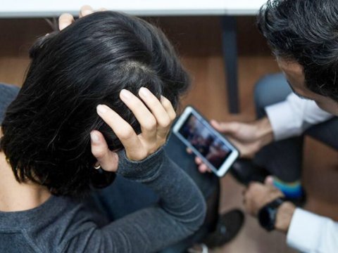 Bakıda qadını ailəsi ilə hədələyib 8 min aldılar