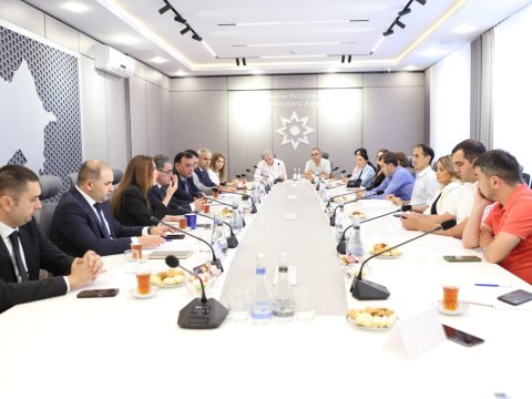 Media nümayəndələri üçün dəyirmi masa keçirilib