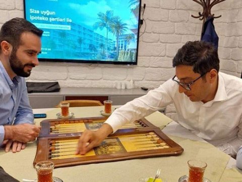 Nazir sözünü tutdu - Onunla nərd oynadı