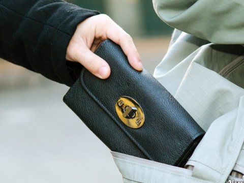 Metroda qadının pulu və bank kartı OĞURLANDI