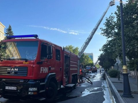 Yanan binanın sakinləri təxliyə olundu