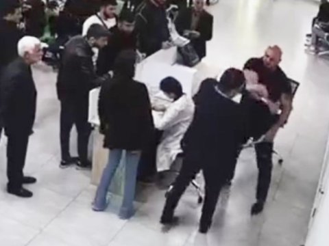 Qazinin çənəsini sındıran idmançı ev dustaqlığına buraxıldı