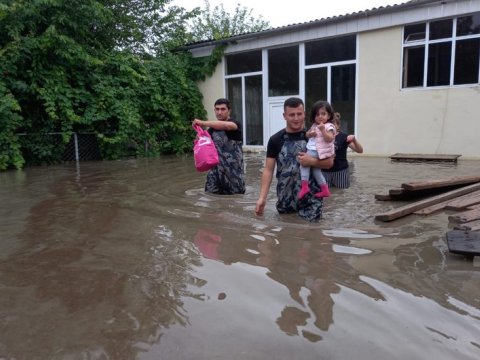 Evi su basdı, sakinlər təxliyə olundu - VİDEO