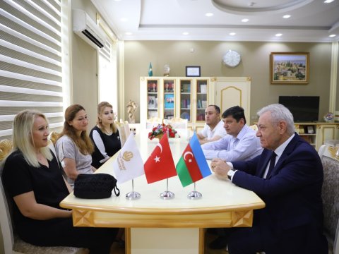 Rektor Türkiyə universitetinin əməkdaşları ilə görüşdü - FOTO