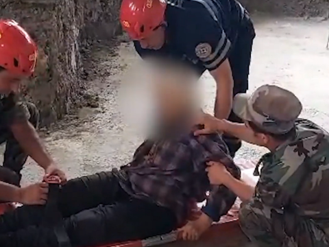 Zirzəmiyə düşən qadın xilas edildi - VİDEO