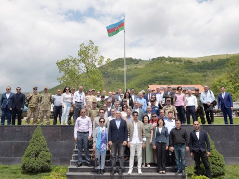 Xarici diplomatlar Laçın şəhərindəki bayraq meydanında