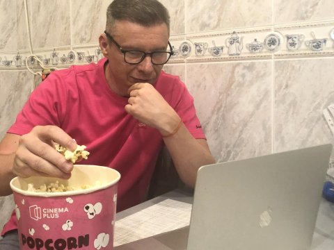 Bakıdakı səfir Rusiya qiyamını popkornla izləyir - FOTO