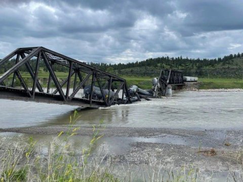 ABŞ-da qatar qəzası - Vaqonlar çaya düşdü