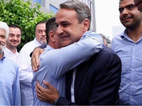 Yunanıstan seçkiləri - Mühafizəkarlar qələbə qazandı 