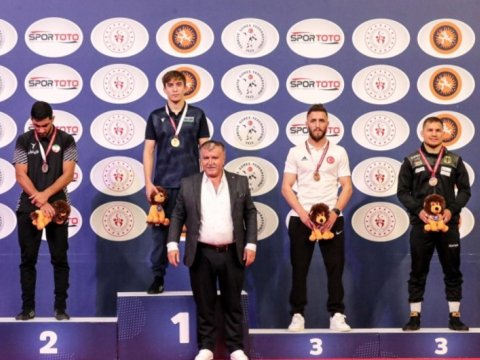 Güləşçilərimiz Türkiyədə 12 medal qazandı 