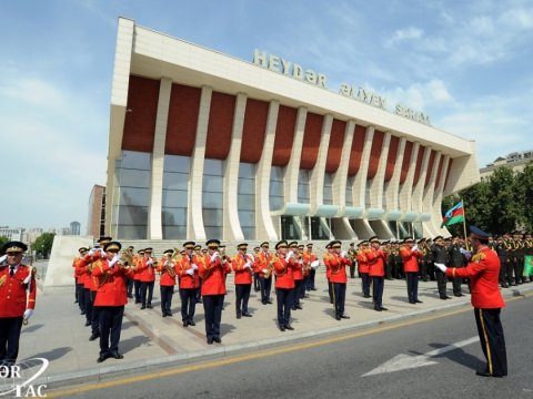 Bakıda hərbi orkestrlərin müşayiəti ilə yürüşlər təşkil olunub