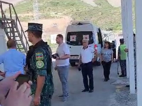 Ermənilər “Laçın” sərhəd məntəqəsindən maneəsiz keçir - VİDEO