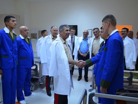 Zakir Həsənov hospitalda hərbçiləri ziyarət edib - FOTOLAR