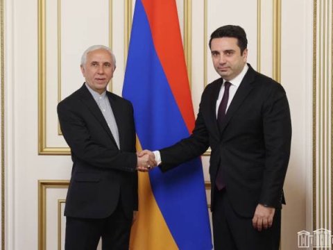 İran səfiri erməni spikerlə görüşdü
