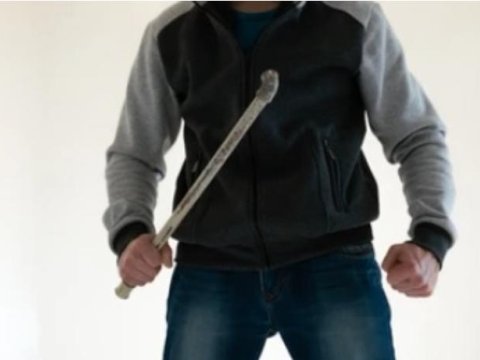 Söyüşə görə qonşusunu dəmir parçası ilə DÖYDÜ