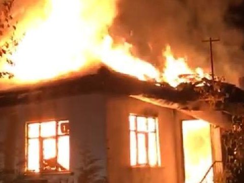 Biləsuvarda ev yandı - Xəsarət alan var