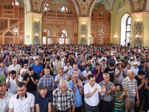 Bakıda bayram namazı qılınır
