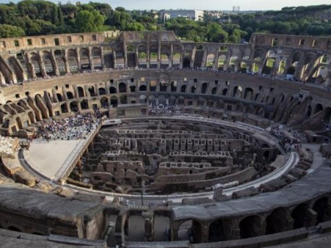 2000 illik tarixi abidəyə özünün və sevgilisinin adını yazdı - VİDEO