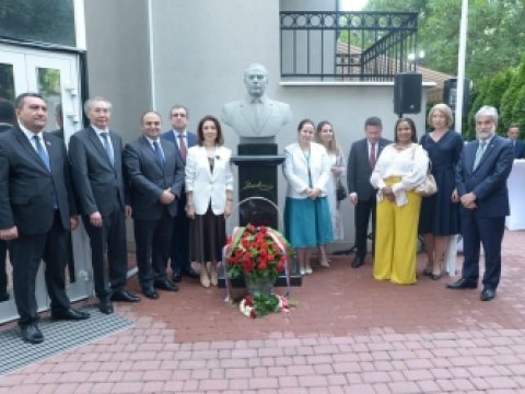 Polşada Heydər Əliyevin büstünün açılışı olub
