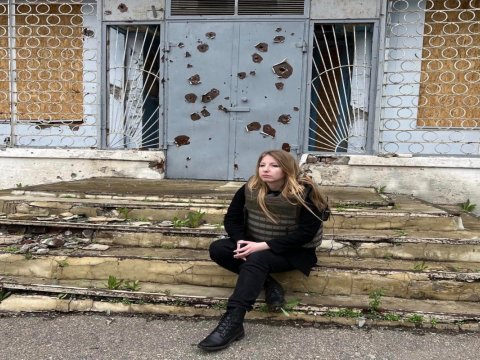 Məşhur yazıçı raket hücumunun qurbanı oldu