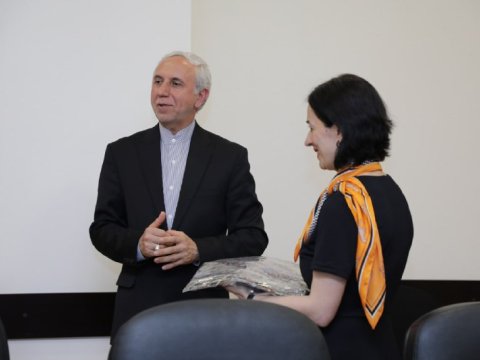 İran səfiri erməni nazirlə görüşdü