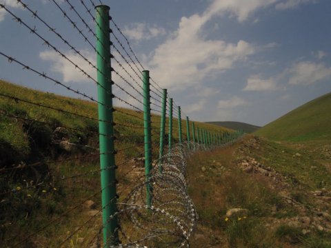 Polşa Belarusla sərhəddə mühafizəni gücləndirir