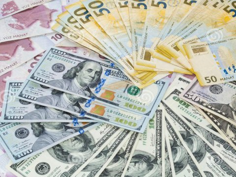 Ölkədə pul bazası 1 milyard manatdan çox artıb